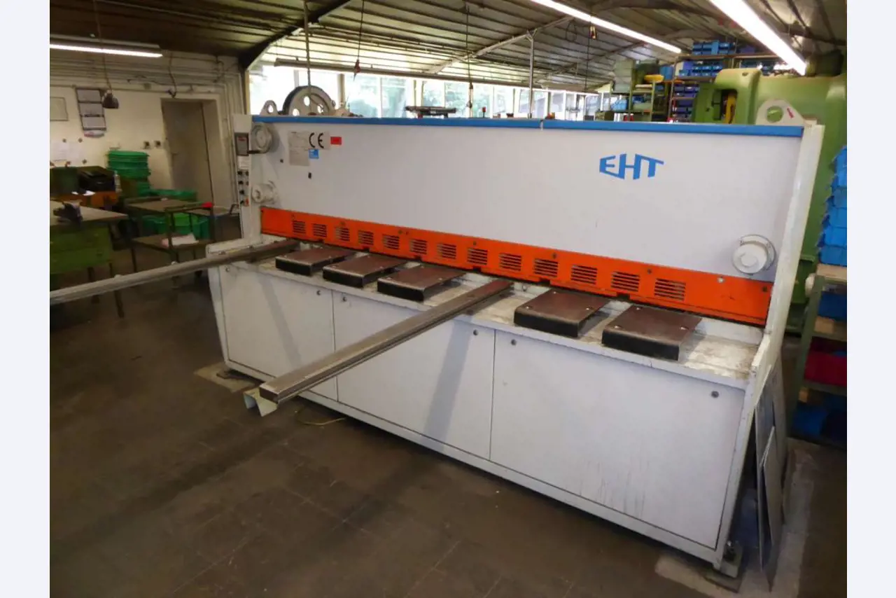 Máquinas para la fabricación de herrajes para muebles y juegos de puertas-2