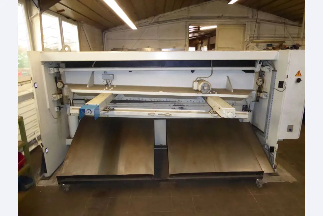 Máquinas para la fabricación de herrajes para muebles y juegos de puertas-3