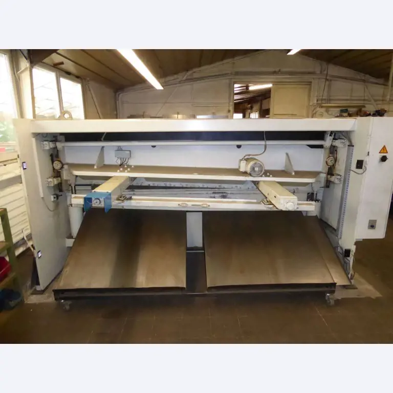 Máquinas para la fabricación de herrajes para muebles y juegos de puertas-3