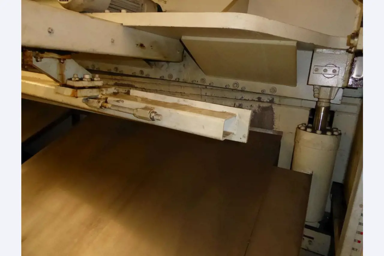 Máquinas para la fabricación de herrajes para muebles y juegos de puertas-4