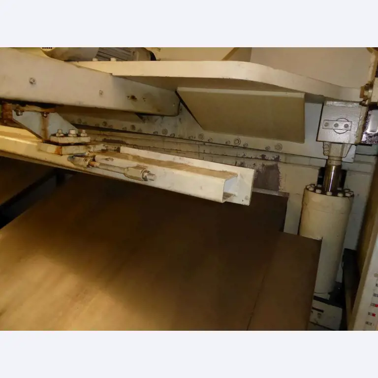 Máquinas para la fabricación de herrajes para muebles y juegos de puertas-4