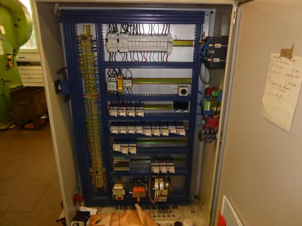 Maszyny do produkcji okuć meblowych i zestawów drzwiowych-5