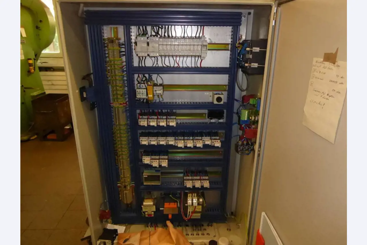 Máquinas para la fabricación de herrajes para muebles y juegos de puertas-5