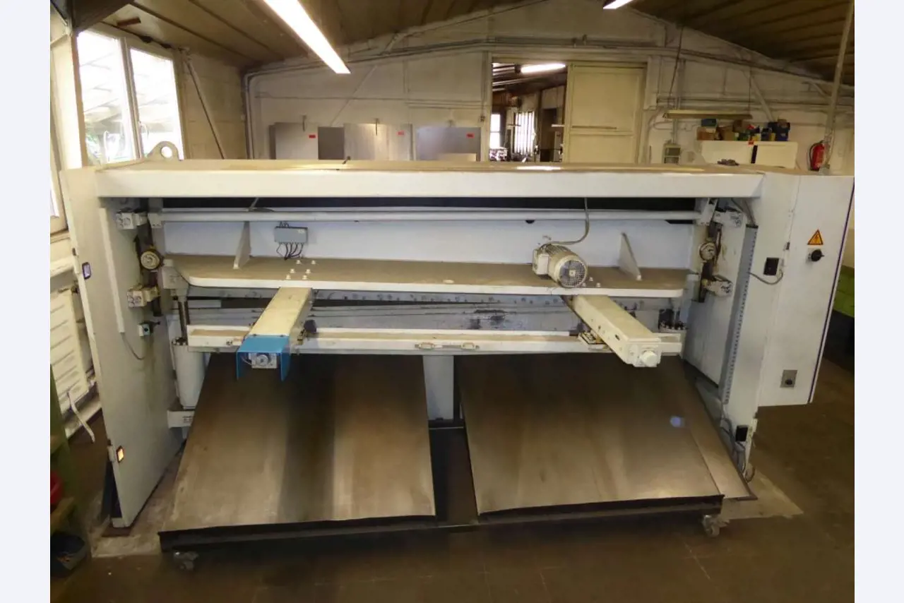 Máquinas para la fabricación de herrajes para muebles y juegos de puertas-6