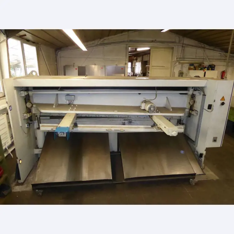 Máquinas para la fabricación de herrajes para muebles y juegos de puertas-6