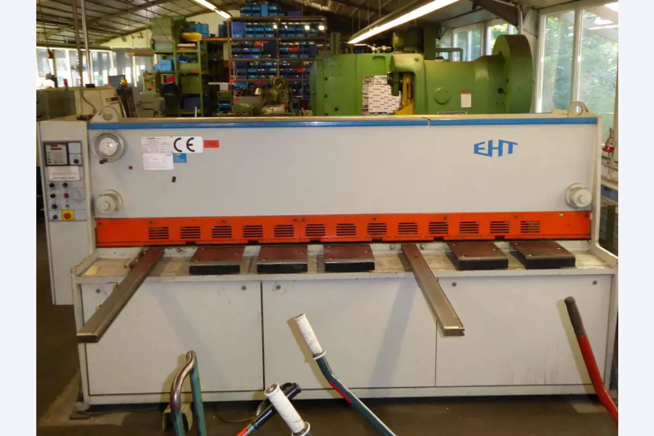 Máquinas para la fabricación de herrajes para muebles y juegos de puertas-7