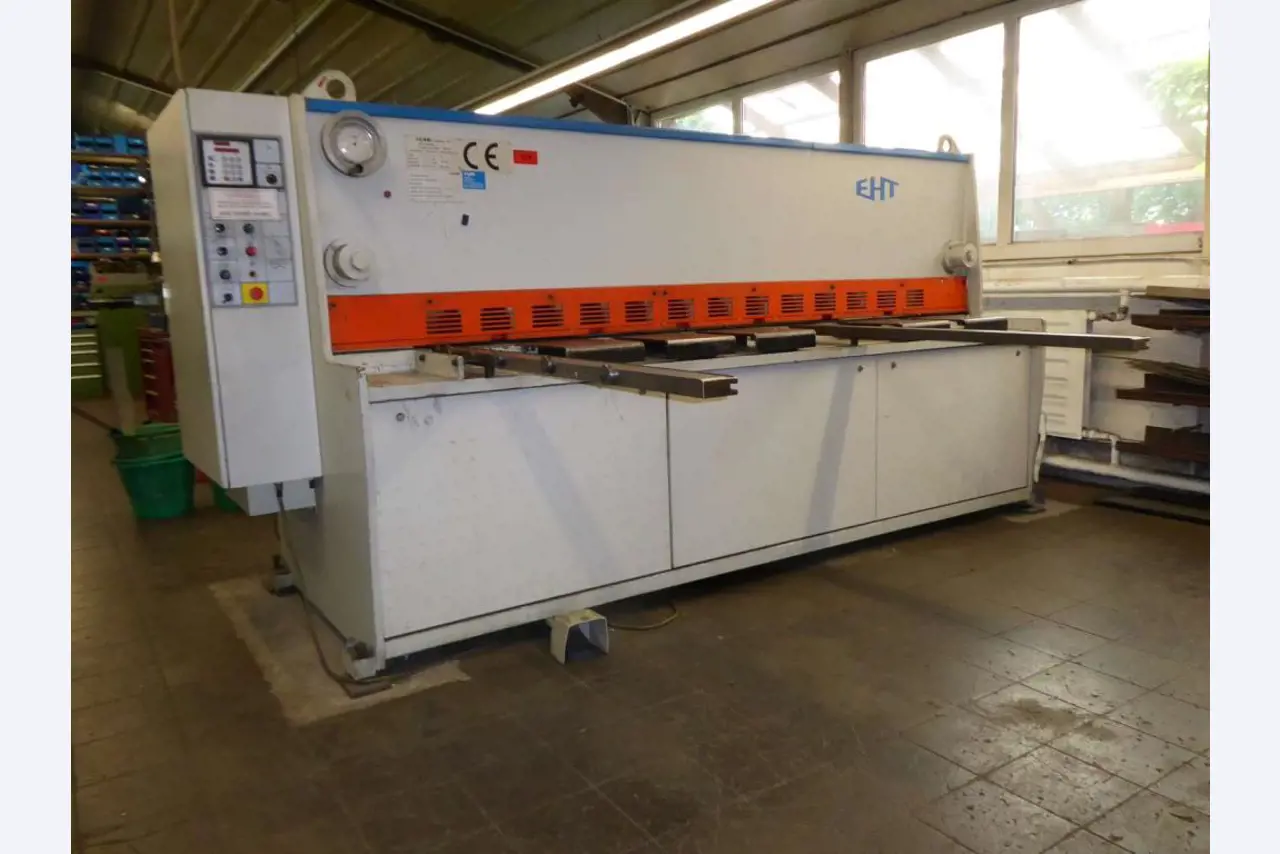 Máquinas para la fabricación de herrajes para muebles y juegos de puertas-8