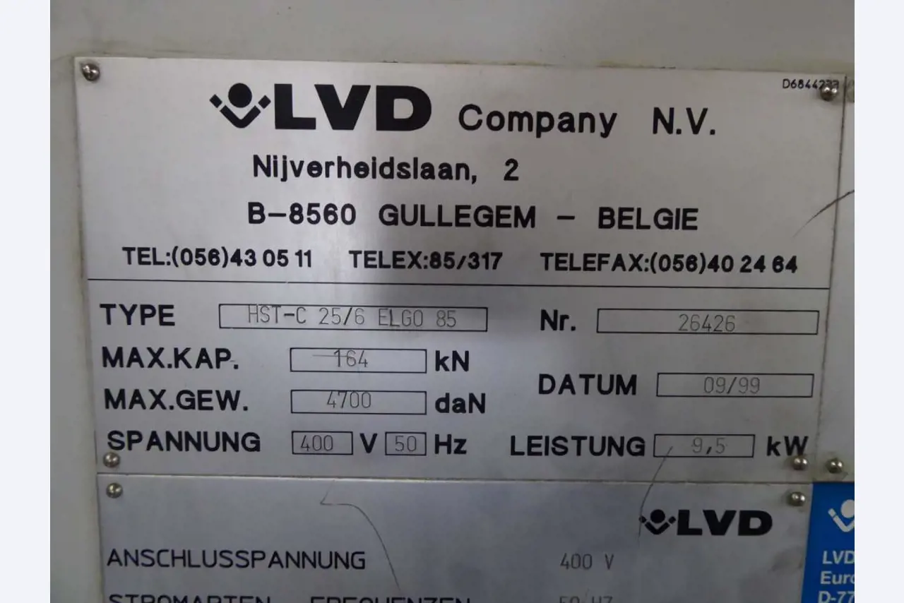 Máquinas para la fabricación de herrajes para muebles y juegos de puertas-9