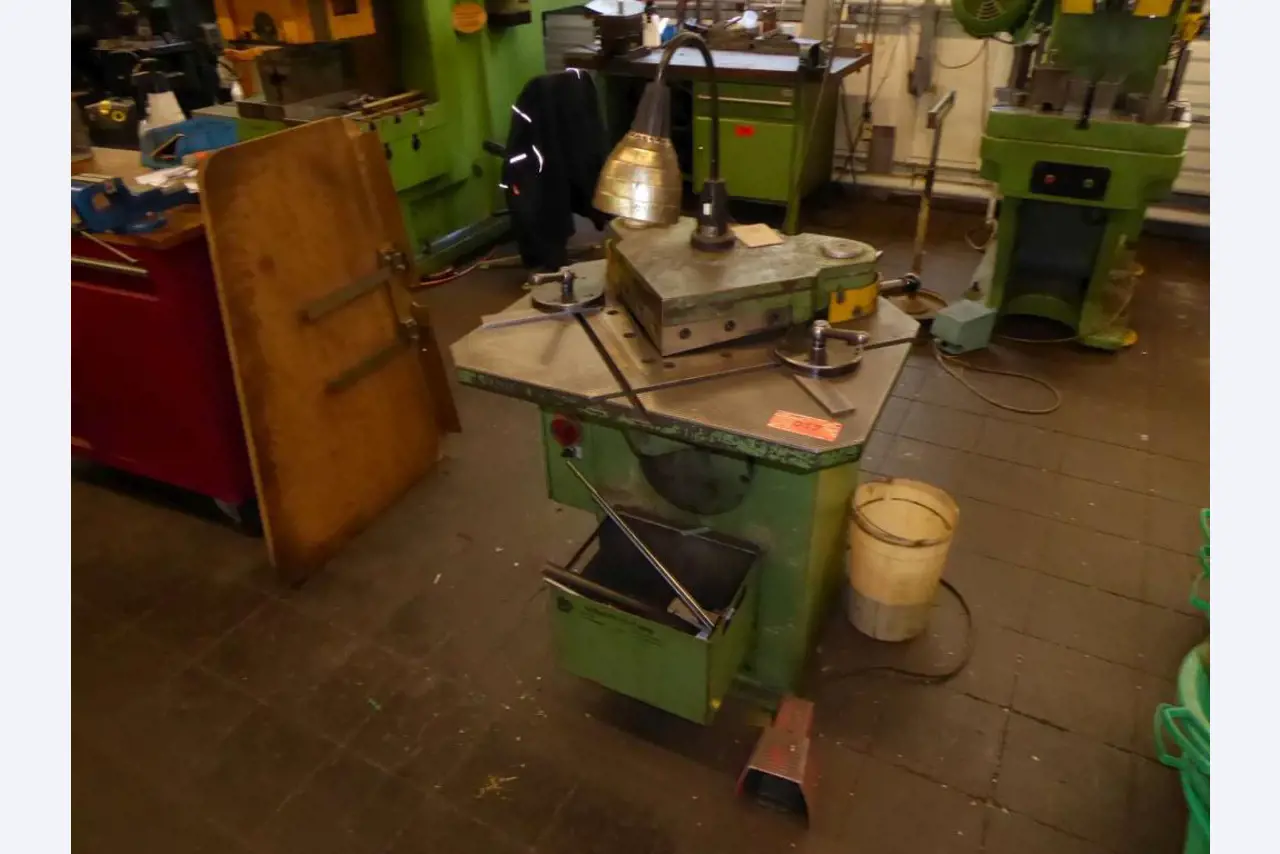 Máquinas para la fabricación de herrajes para muebles y juegos de puertas-1