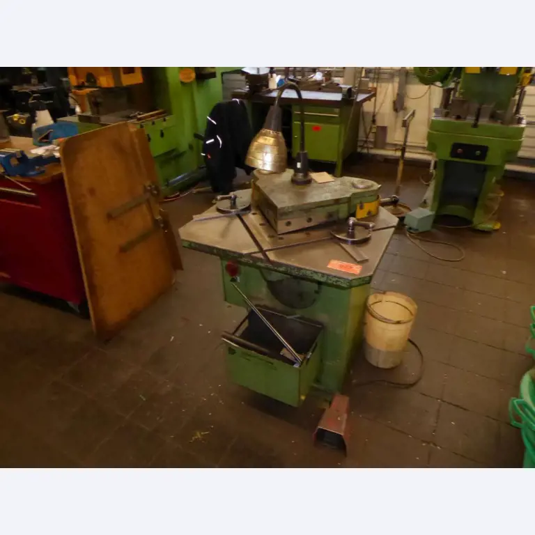 Máquinas para la fabricación de herrajes para muebles y juegos de puertas-1