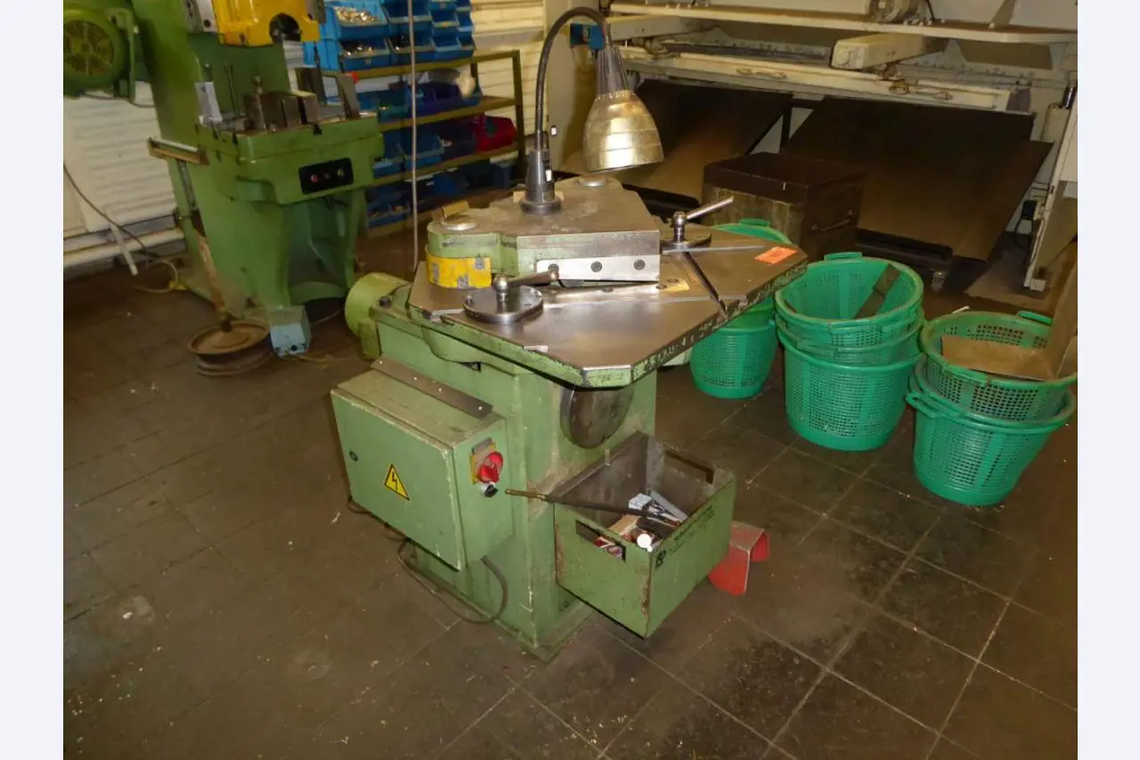 Máquinas para la fabricación de herrajes para muebles y juegos de puertas-2