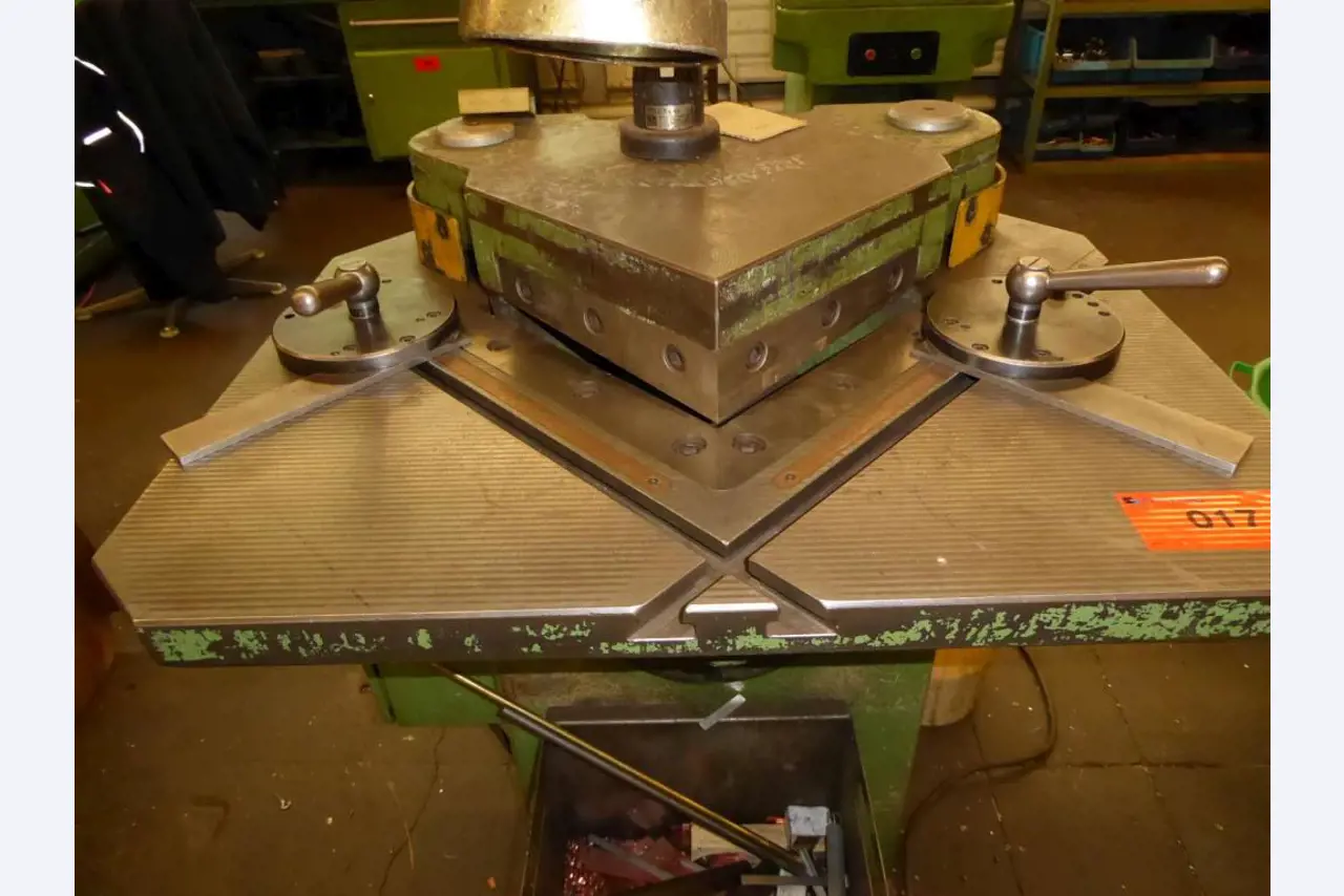 Máquinas para la fabricación de herrajes para muebles y juegos de puertas-3