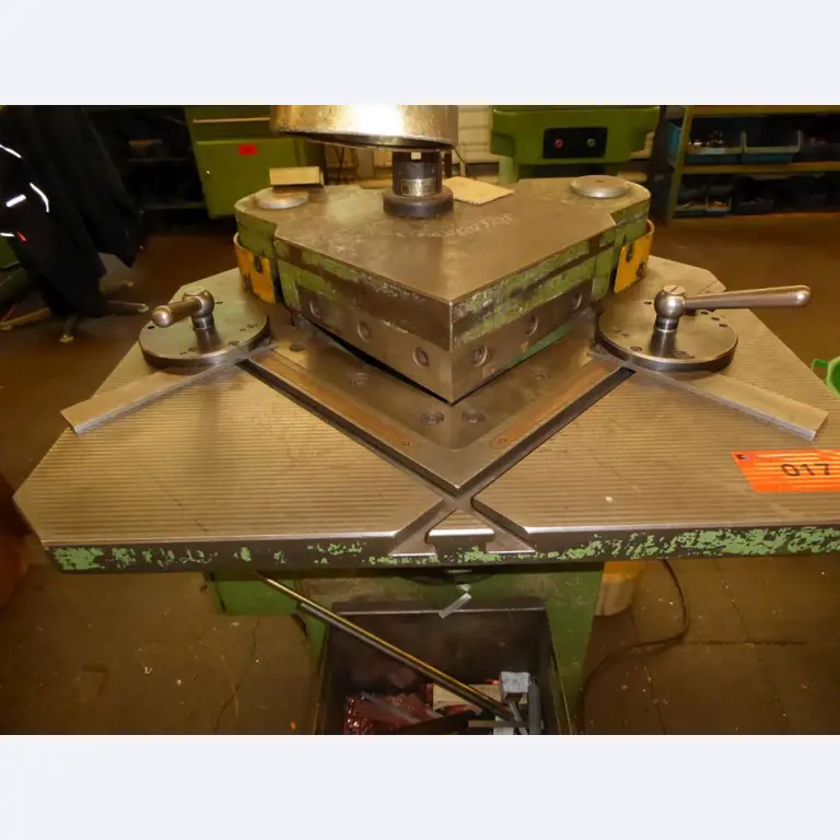 Máquinas para la fabricación de herrajes para muebles y juegos de puertas-3