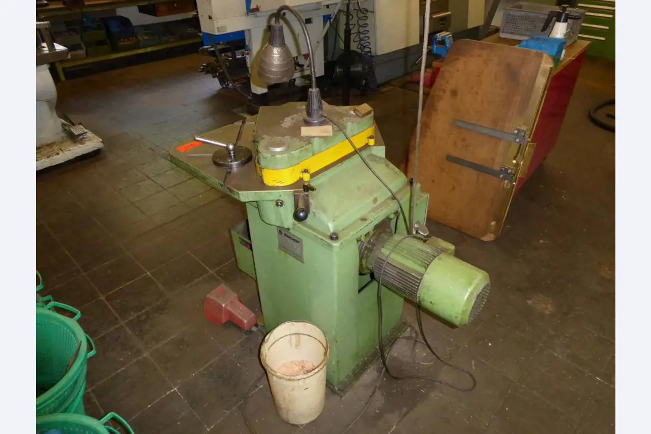 Máquinas para la fabricación de herrajes para muebles y juegos de puertas-5