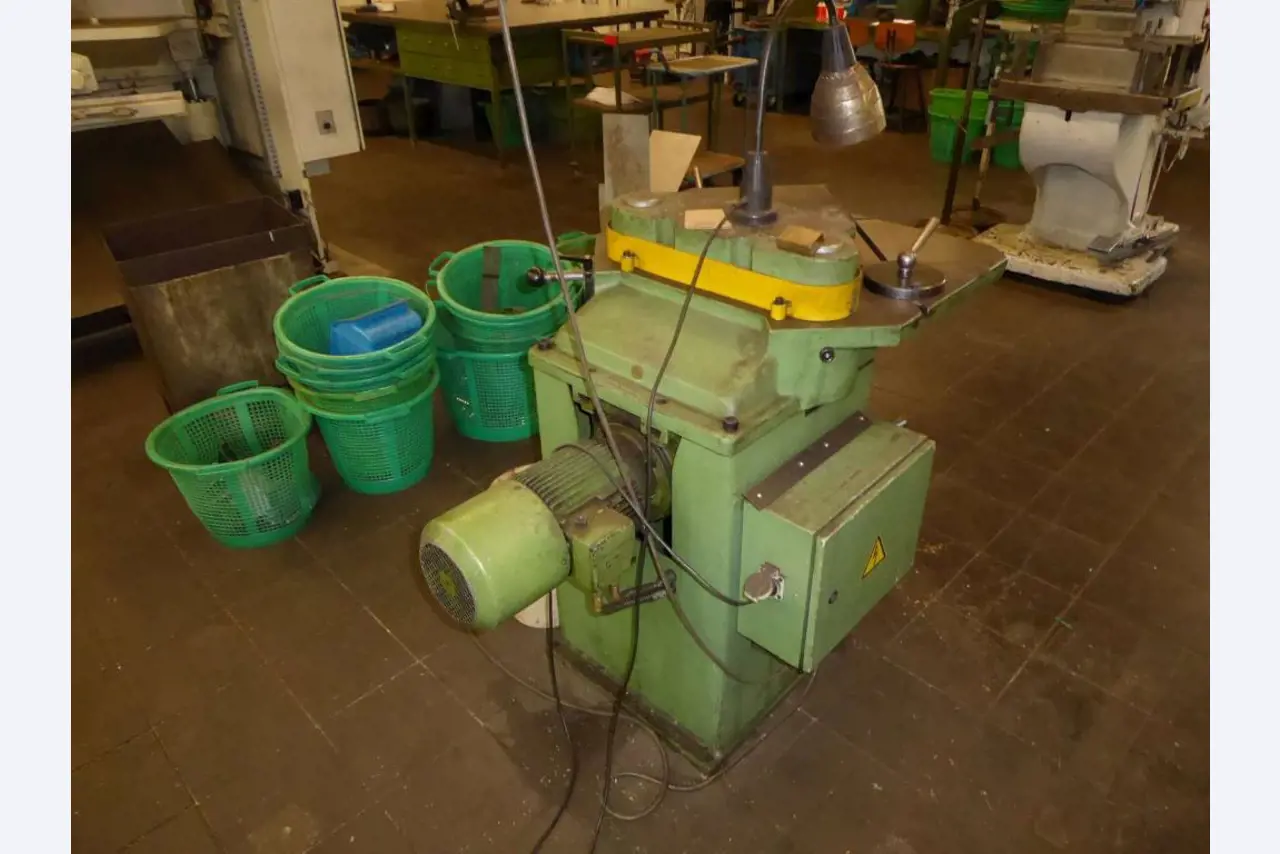 Máquinas para la fabricación de herrajes para muebles y juegos de puertas-6