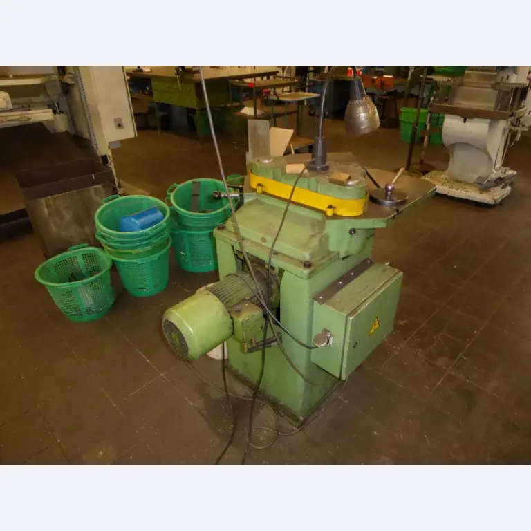 Máquinas para la fabricación de herrajes para muebles y juegos de puertas-6