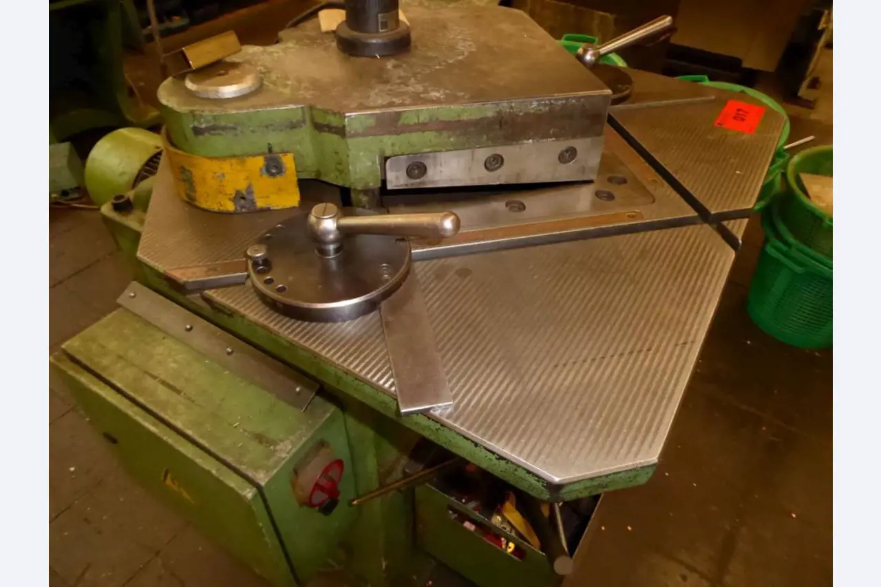 Máquinas para la fabricación de herrajes para muebles y juegos de puertas-7