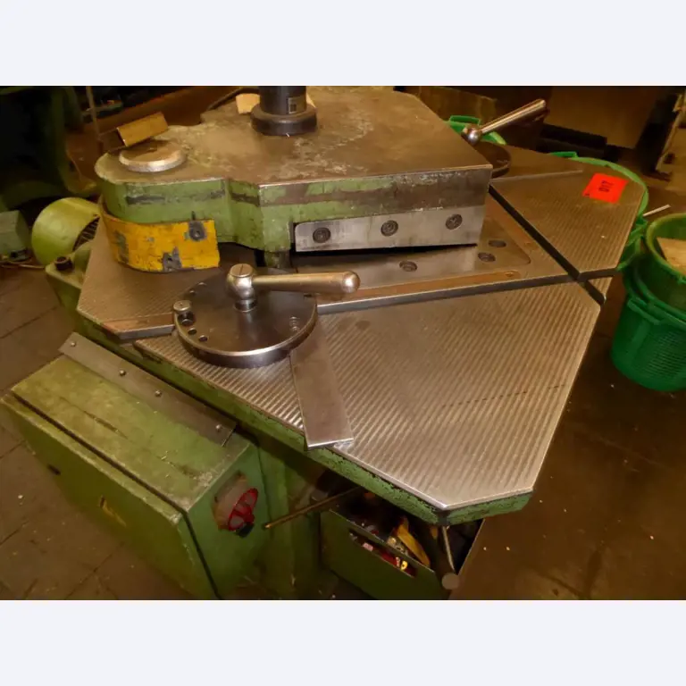 Máquinas para la fabricación de herrajes para muebles y juegos de puertas-7