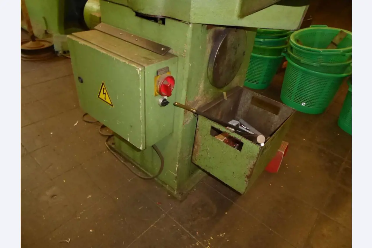 Máquinas para la fabricación de herrajes para muebles y juegos de puertas-8