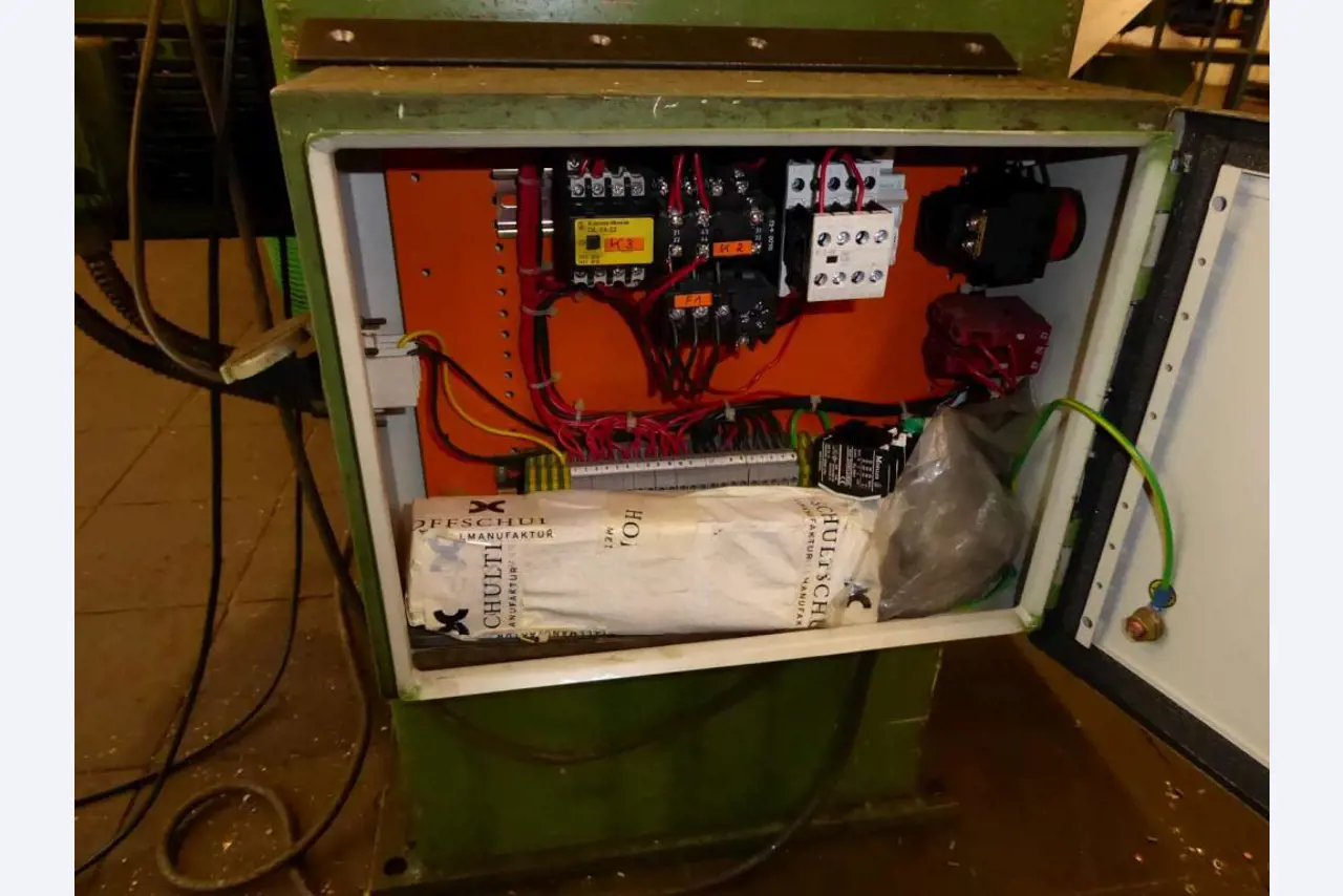 Máquinas para la fabricación de herrajes para muebles y juegos de puertas-9