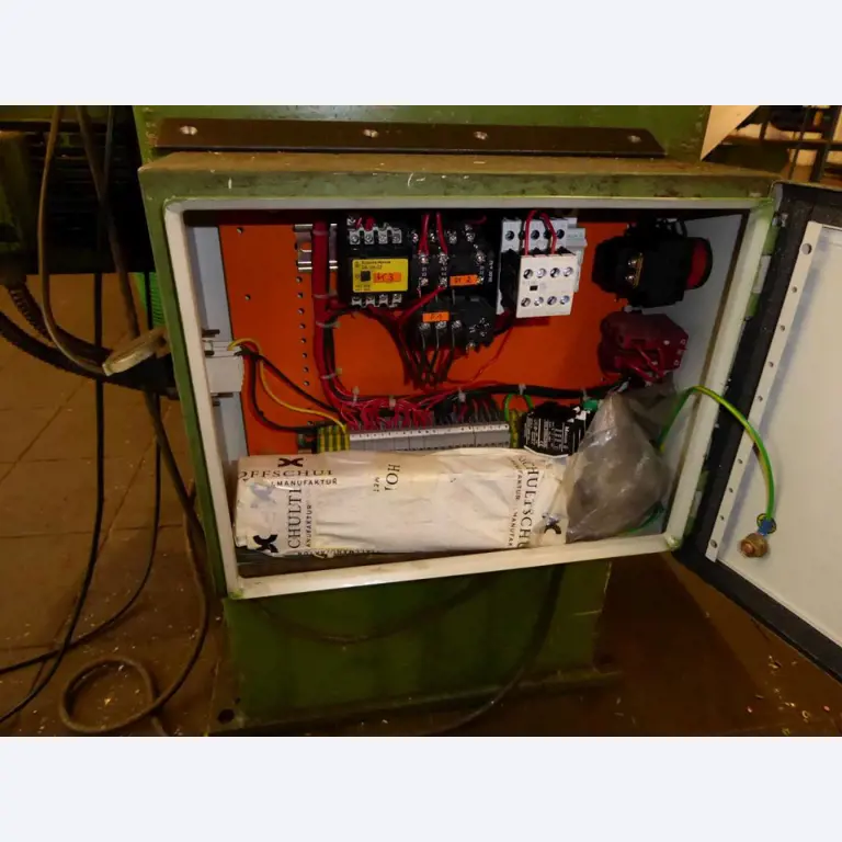 Máquinas para la fabricación de herrajes para muebles y juegos de puertas-9