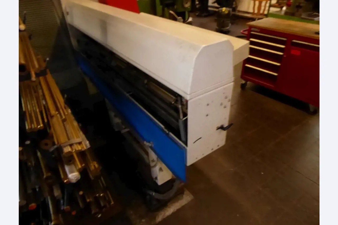 Máquinas para la fabricación de herrajes para muebles y juegos de puertas-10