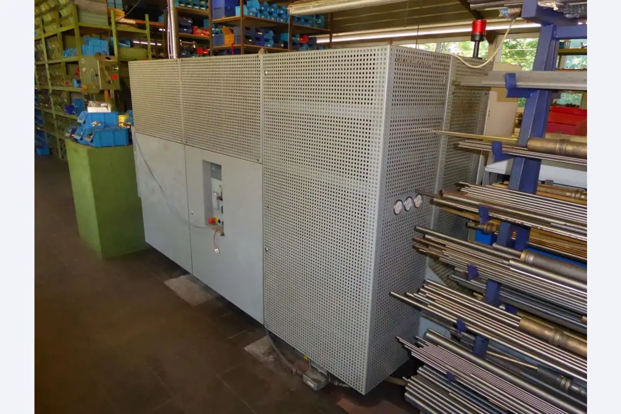 Máquinas para la fabricación de herrajes para muebles y juegos de puertas-11