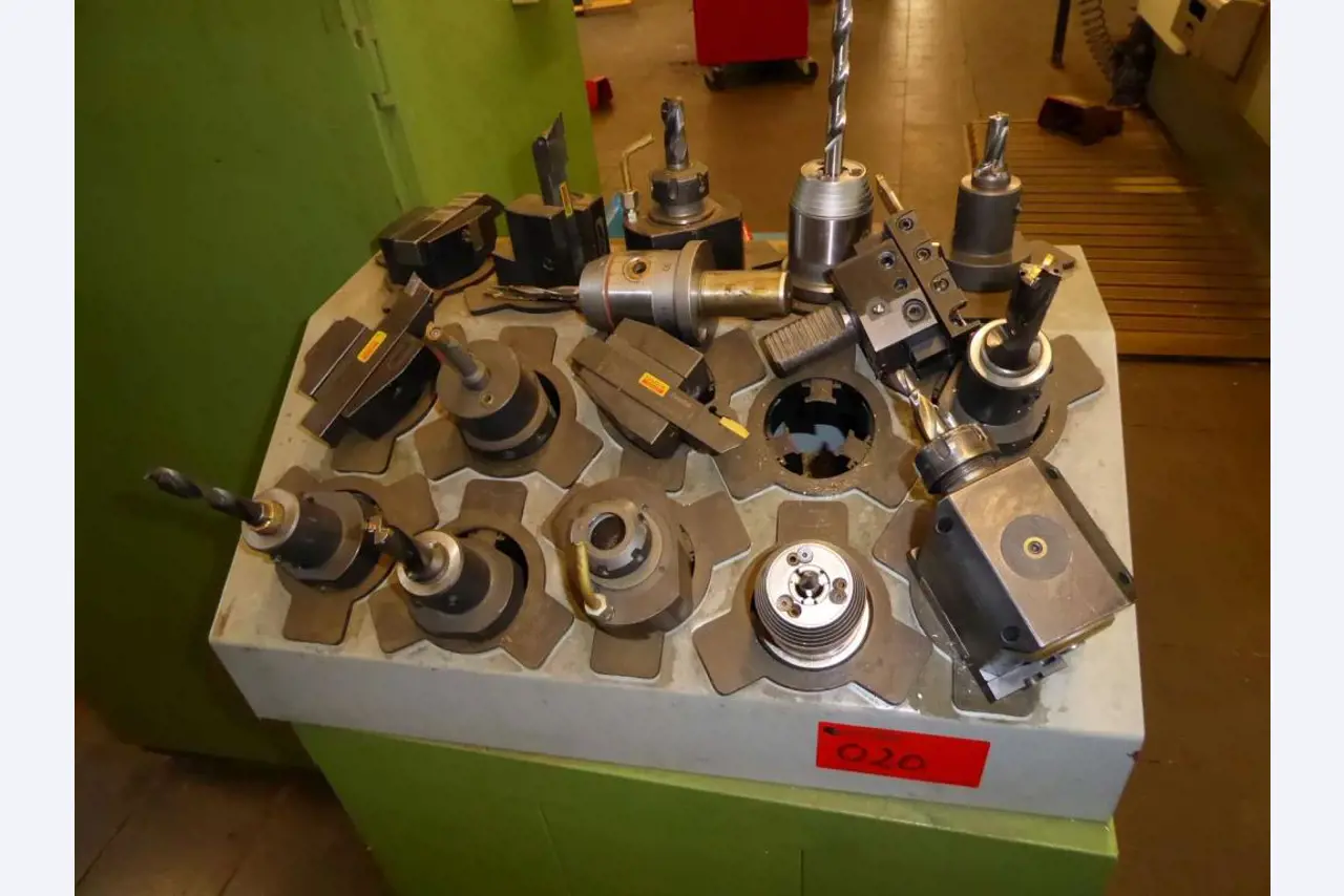 Máquinas para la fabricación de herrajes para muebles y juegos de puertas-15