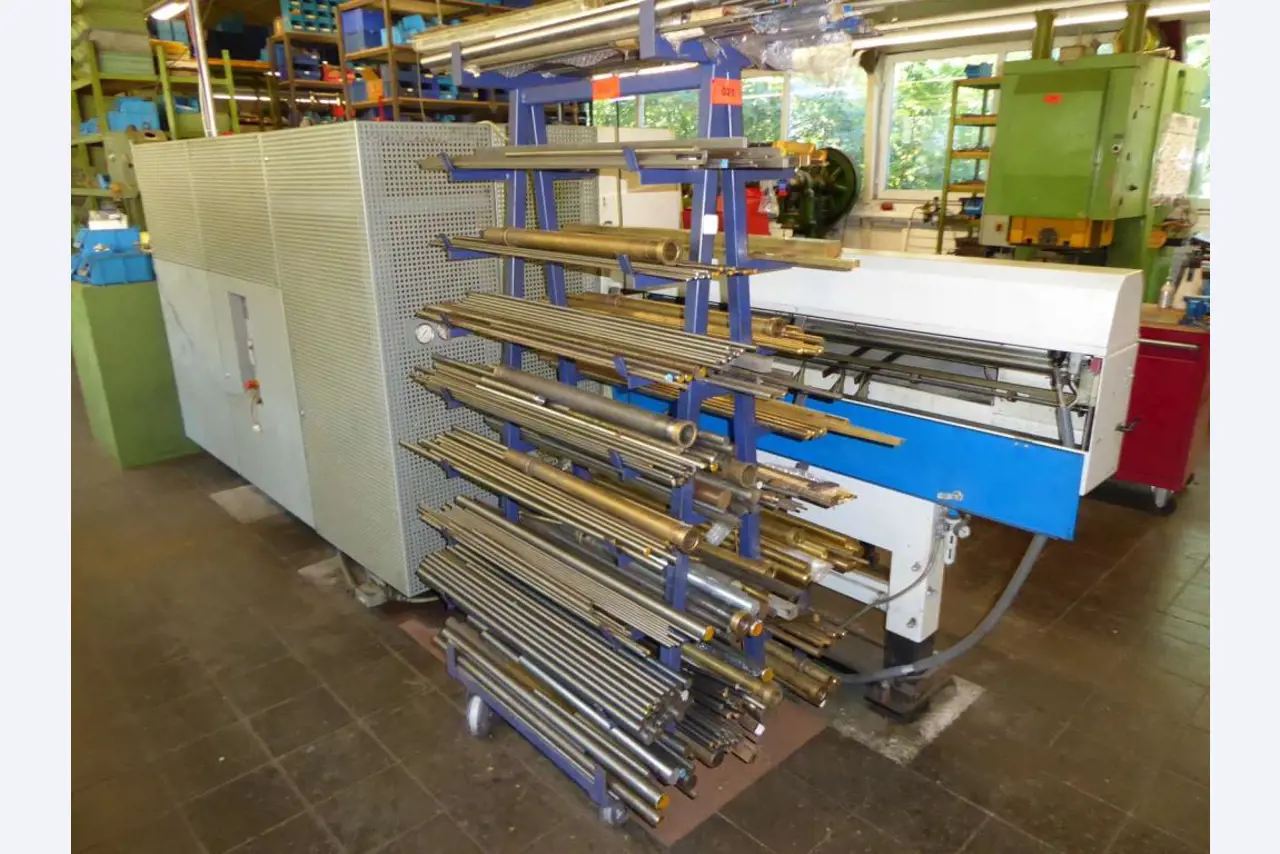 Máquinas para la fabricación de herrajes para muebles y juegos de puertas-1