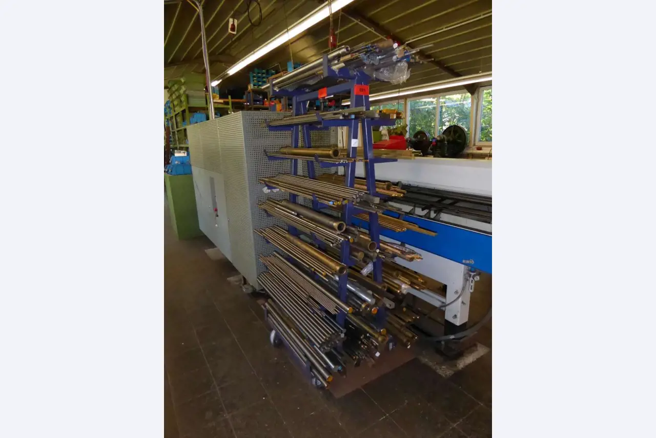 Máquinas para la fabricación de herrajes para muebles y juegos de puertas-3