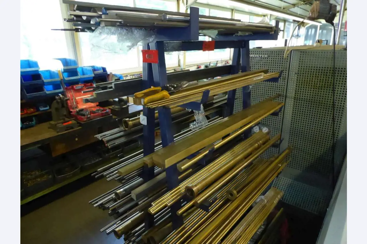 Máquinas para la fabricación de herrajes para muebles y juegos de puertas-4