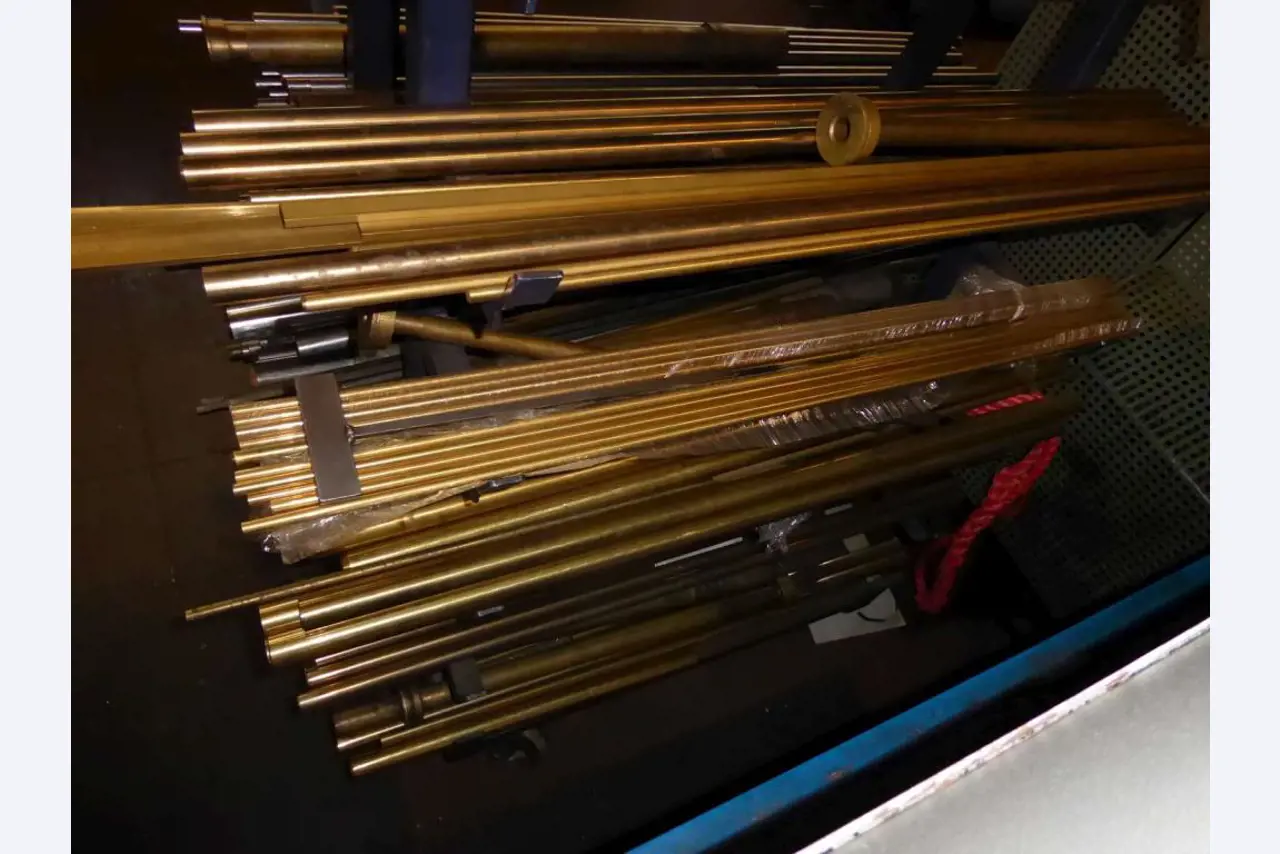 Máquinas para la fabricación de herrajes para muebles y juegos de puertas-6