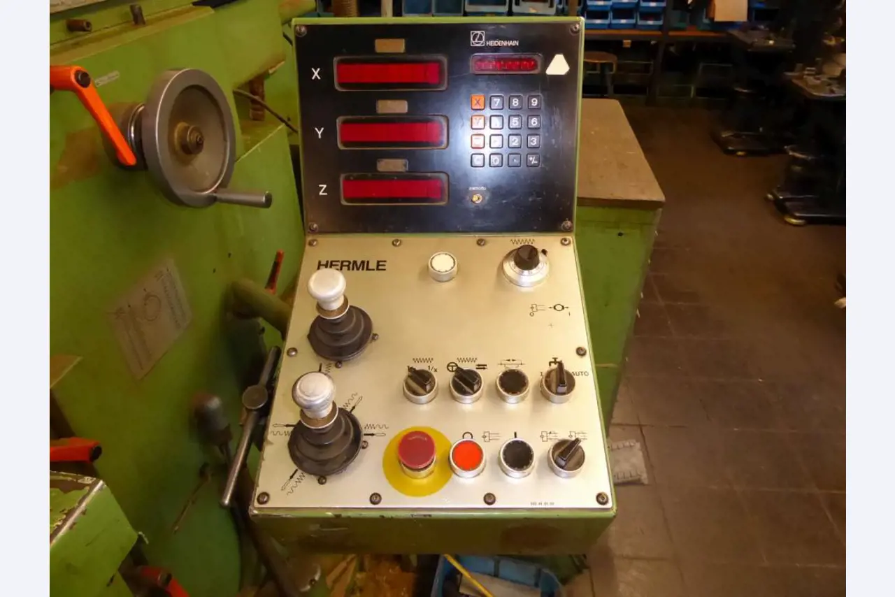 Máquinas para la fabricación de herrajes para muebles y juegos de puertas-15