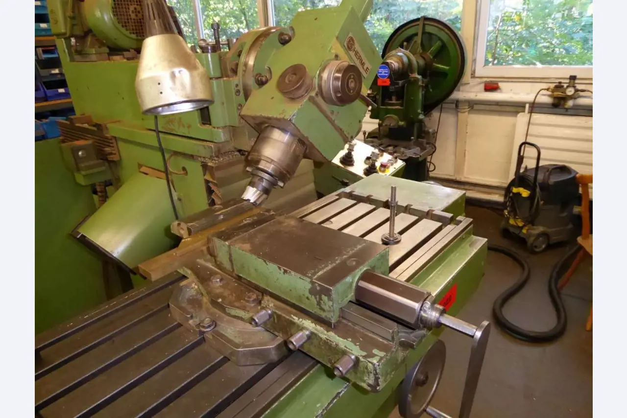 Máquinas para la fabricación de herrajes para muebles y juegos de puertas-18