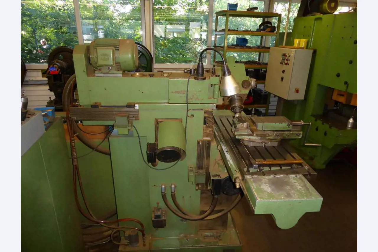 Máquinas para la fabricación de herrajes para muebles y juegos de puertas-4