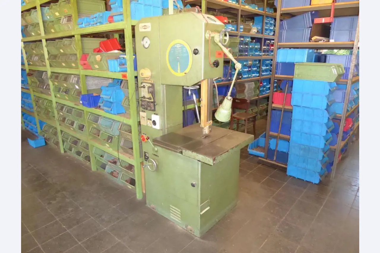 Máquinas para la fabricación de herrajes para muebles y juegos de puertas-1