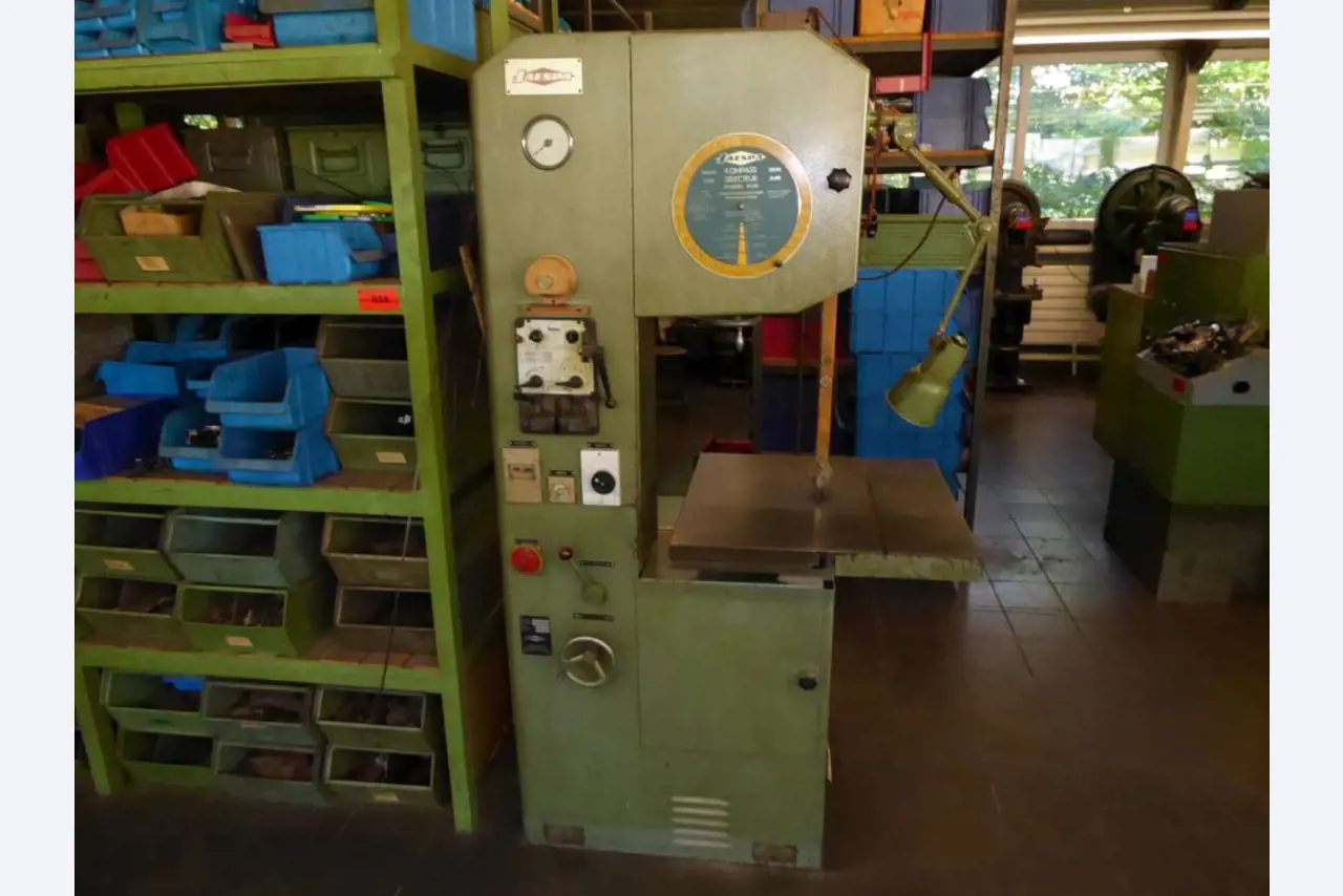 Máquinas para la fabricación de herrajes para muebles y juegos de puertas-3