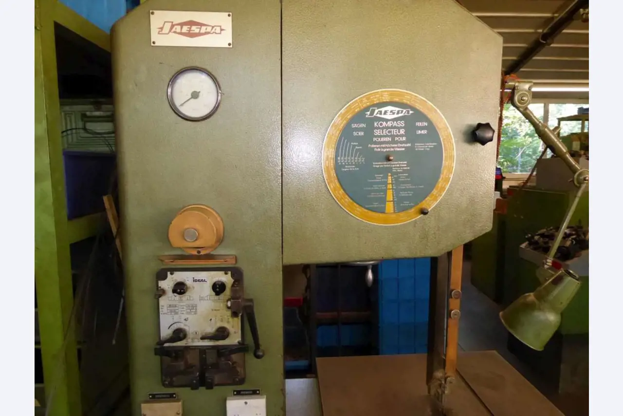 Máquinas para la fabricación de herrajes para muebles y juegos de puertas-4