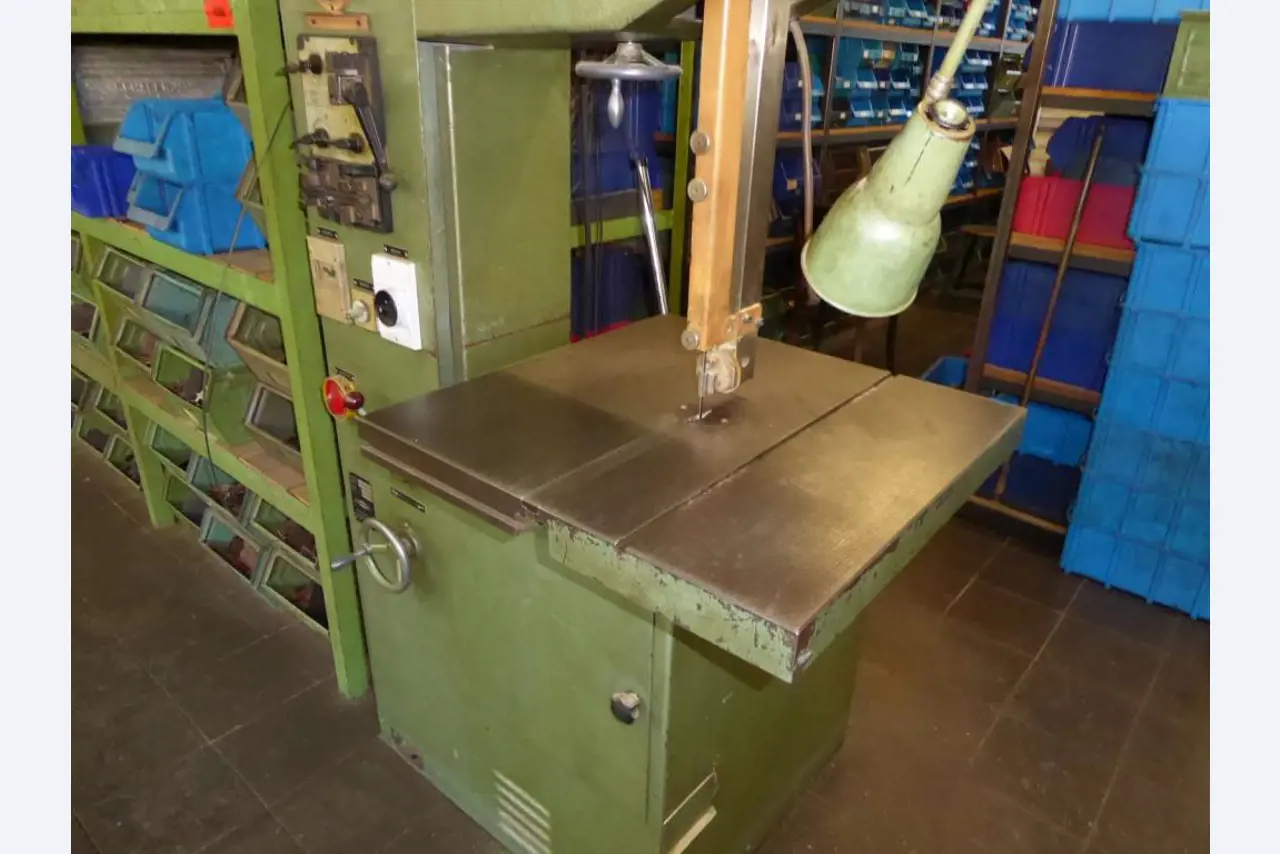 Máquinas para la fabricación de herrajes para muebles y juegos de puertas-6