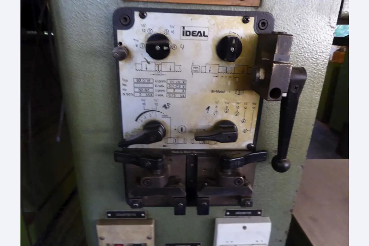 Máquinas para la fabricación de herrajes para muebles y juegos de puertas-7