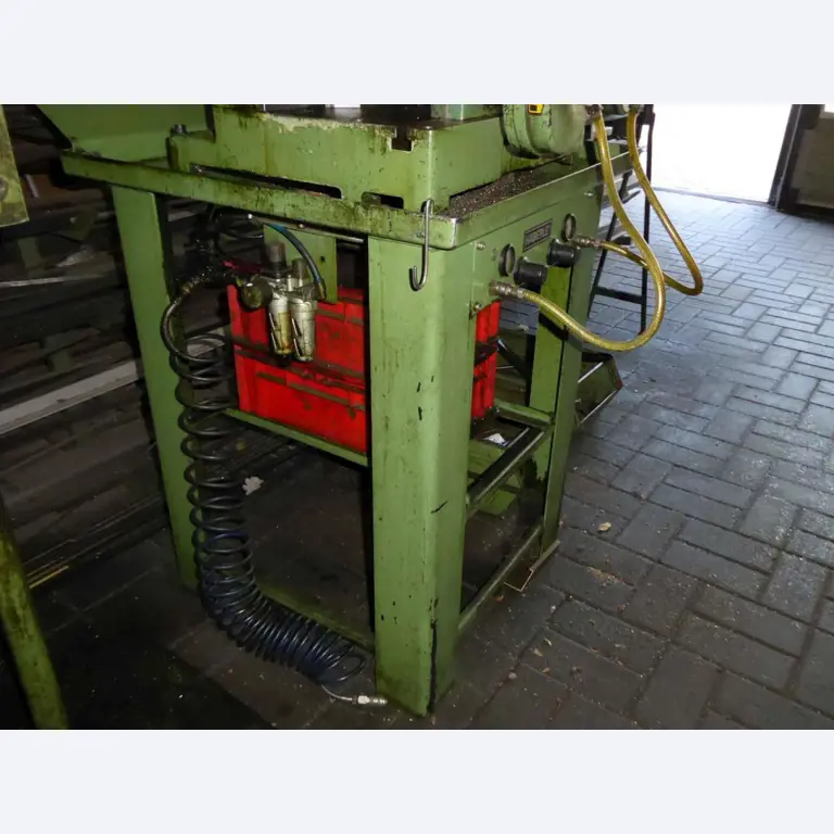 Machines pour la fabrication de ferrures de meubles et de garnitures de portes-10