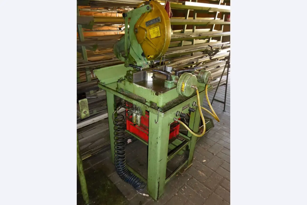 Machines pour la fabrication de ferrures de meubles et de garnitures de portes-2