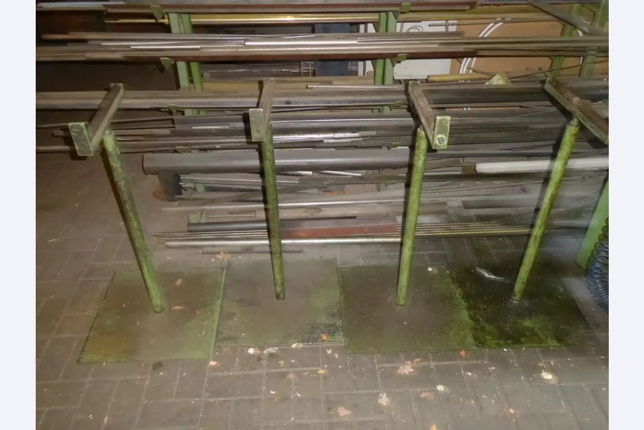 Machines pour la fabrication de ferrures de meubles et de garnitures de portes-3