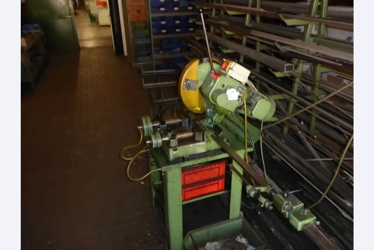 Machines pour la fabrication de ferrures de meubles et de garnitures de portes-4