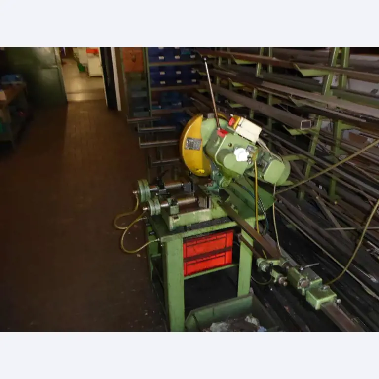 Machines pour la fabrication de ferrures de meubles et de garnitures de portes-4