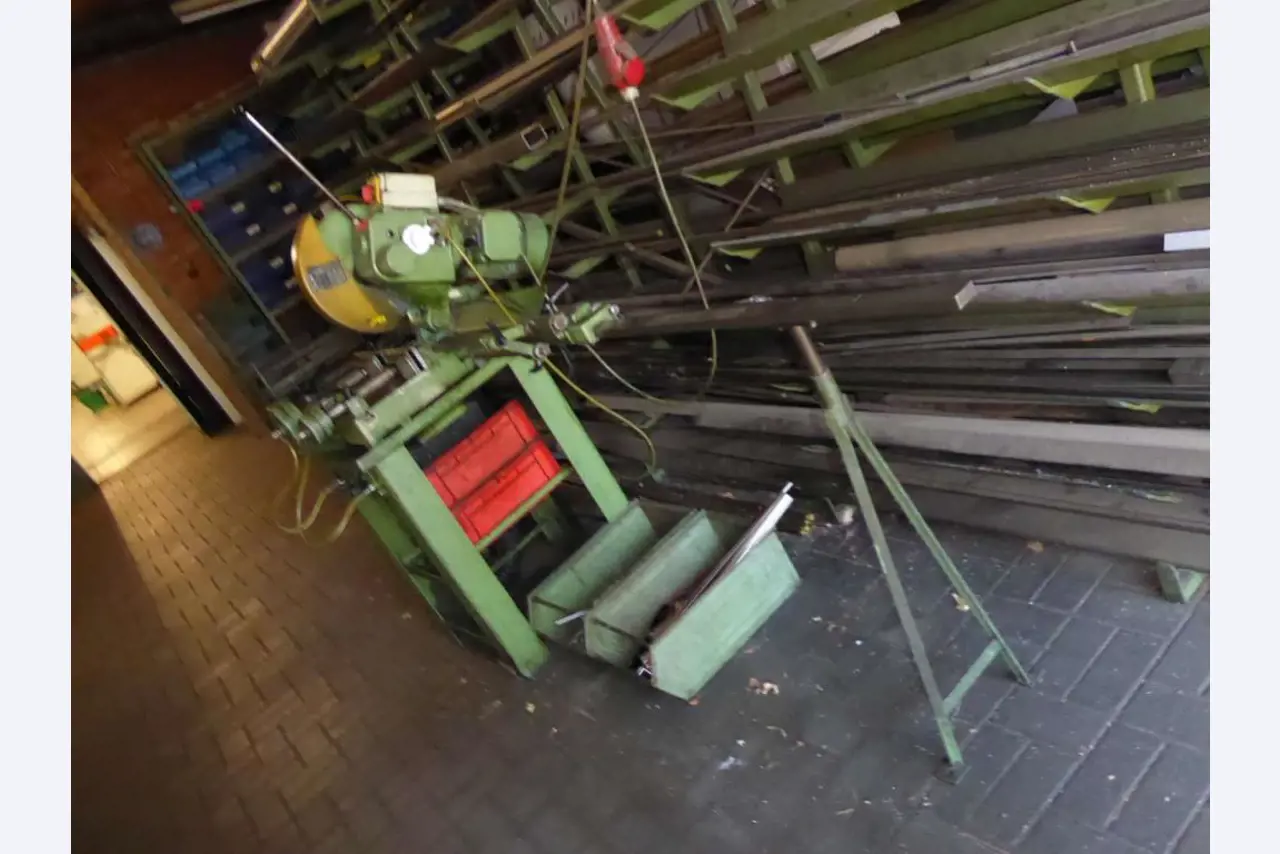Machines pour la fabrication de ferrures de meubles et de garnitures de portes-6