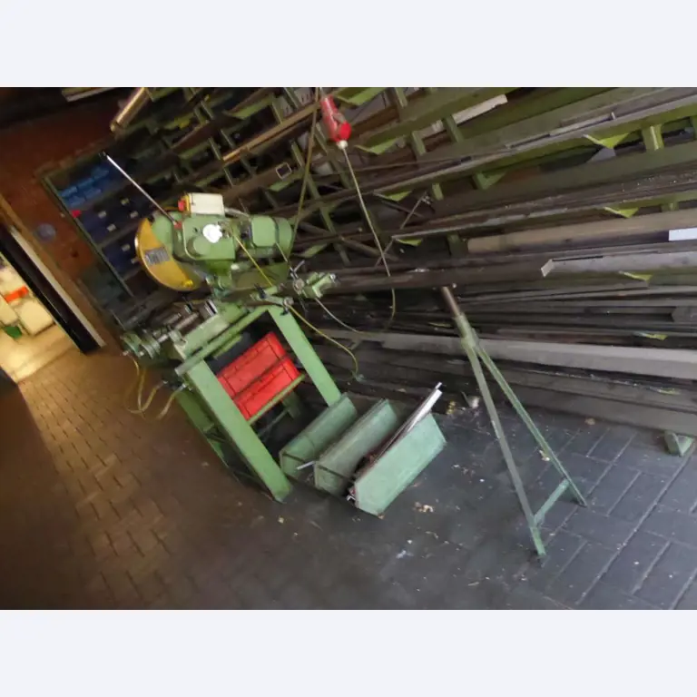 Machines pour la fabrication de ferrures de meubles et de garnitures de portes-6
