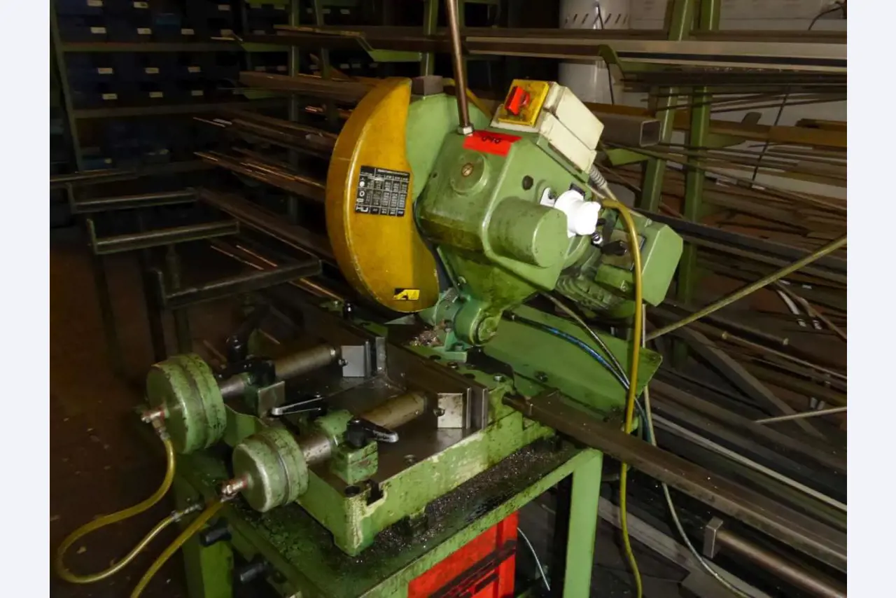 Machines pour la fabrication de ferrures de meubles et de garnitures de portes-7