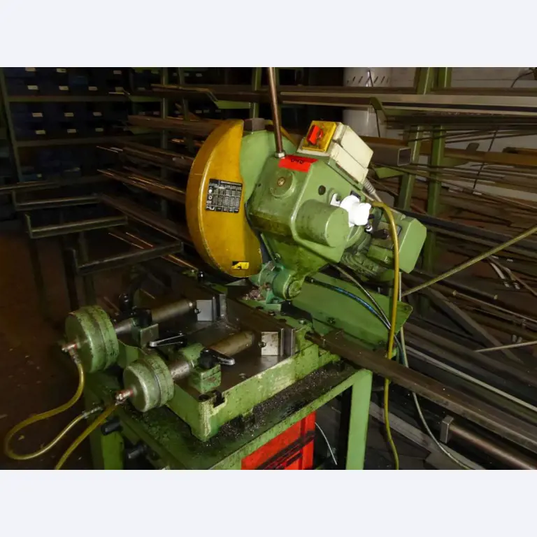 Machines pour la fabrication de ferrures de meubles et de garnitures de portes-7