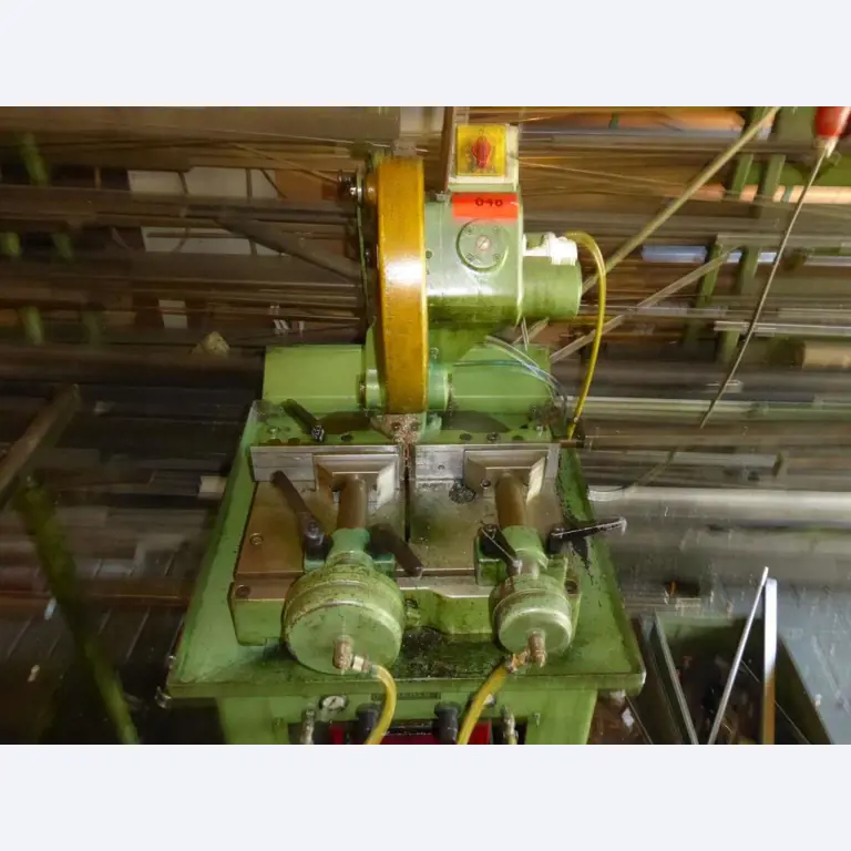 Machines pour la fabrication de ferrures de meubles et de garnitures de portes-8